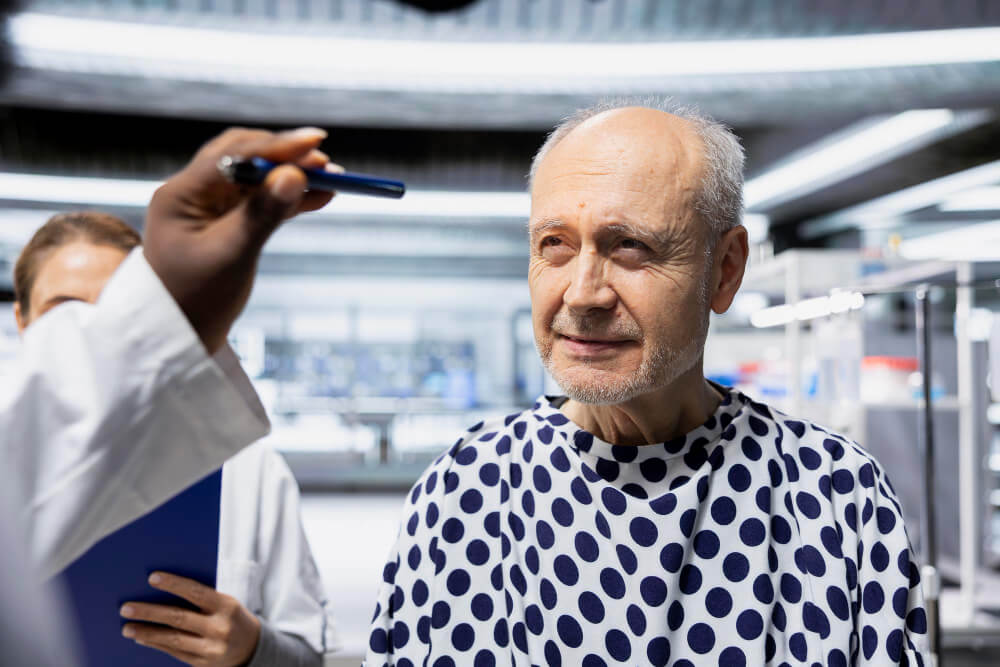 Cum sunt gestionate situațiile de urgență medicală într-un cămin de batrani?