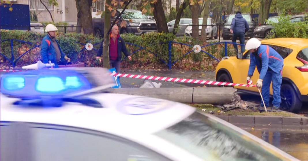Grav incident în București: Un autoturism se izbește de un stâlp electric, dărâmându-l pe bulevard; o persoană este rănită