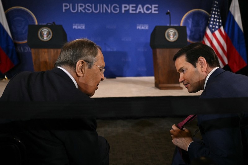 În urma zvonurilor despre marginalizarea sa, Lavrov revine și declară că a primit un mesaj de la americani și este dispus să se întâlnească cu Rubio.