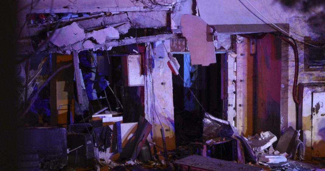 Momentul în care tavanul dintre parter și etajul întâi al clădirii lovite de explozie din Buftea s-a prăbușit