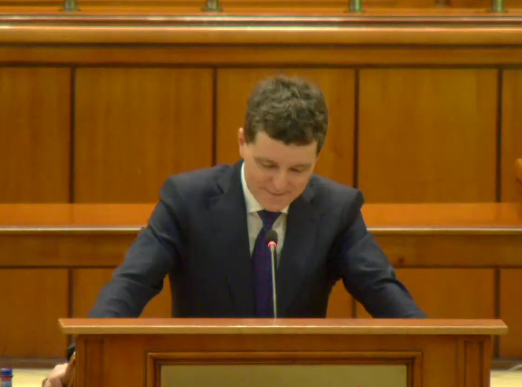 „Nu vă simțiți rușinați?”: Membrii opoziției din Parlament au întrerupt declarația liderului Nicușor în momentul referirii la Ucraina