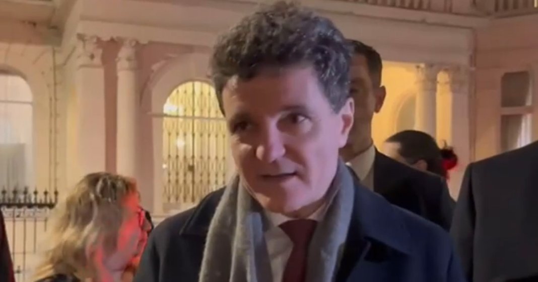 Românii din Londra l-au întâmpinat pe președinte la ambasadă: „Nicușoare, nu mai zăbovi, protejează Justiția”. Mesajul comunicat de cetățeni