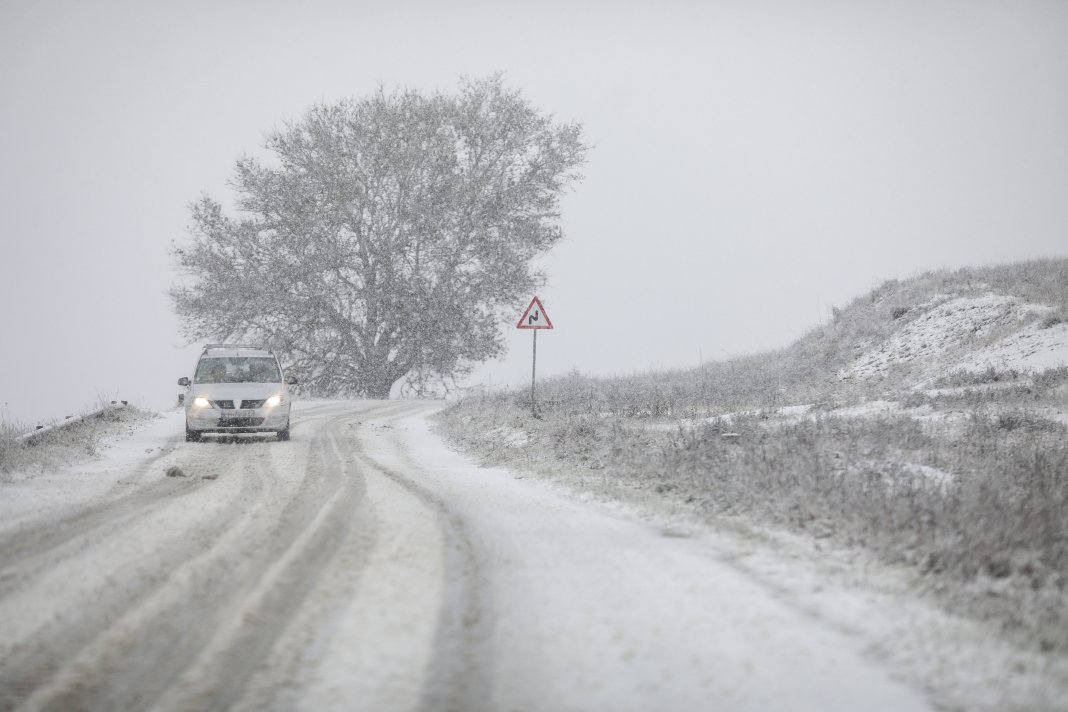 Nicușor Dan, arestat peste noapte în Paris. Cauza întârzierei avionului militar Spartan care l-a dus în Franța.