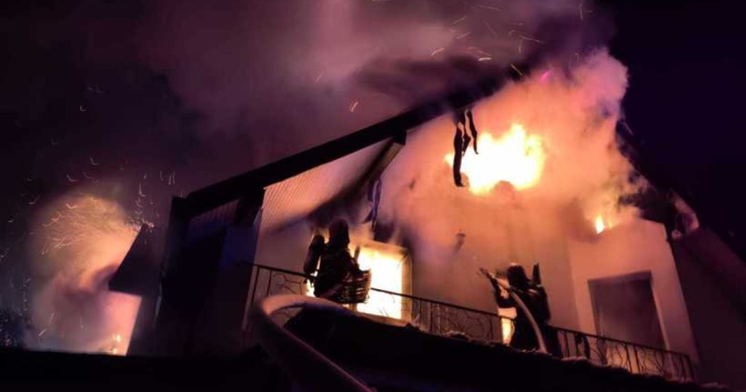 Pompierii, sarcină de Revelion pentru combaterea flăcărilor: șase persoane rănite într-un apartament din Sectorul 6 al Capitalei.