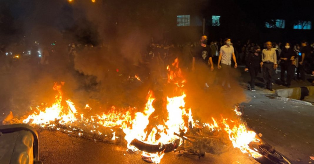 Protestele din Iran se intensifică: 38 de decese și 950 de agenți de poliție răniți. „Dacă vor să ne tragă, să o facă! S-au săturat!”