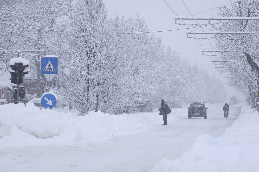 Meteorologii lansează o nouă avertizare după alertele de ninsoare. Previziunile pentru acest weekend.