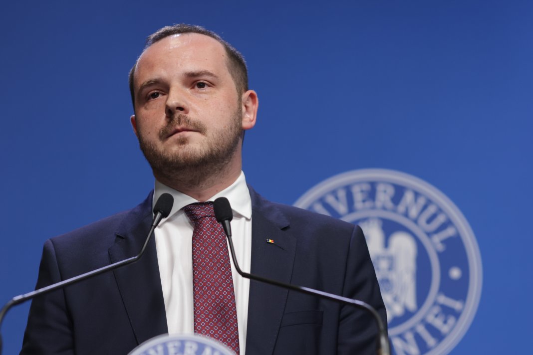 Ministrul Sănătății Rogobete, în urma anunțului alarmant referitor la mobilizarea a 6 spitale pentru un avion întors pe Otopeni, nu va mai ocupa poziția de ministru. Și că toți ne vom întâlni cu moartea. Ambele nu imediat, ci la un moment dat.