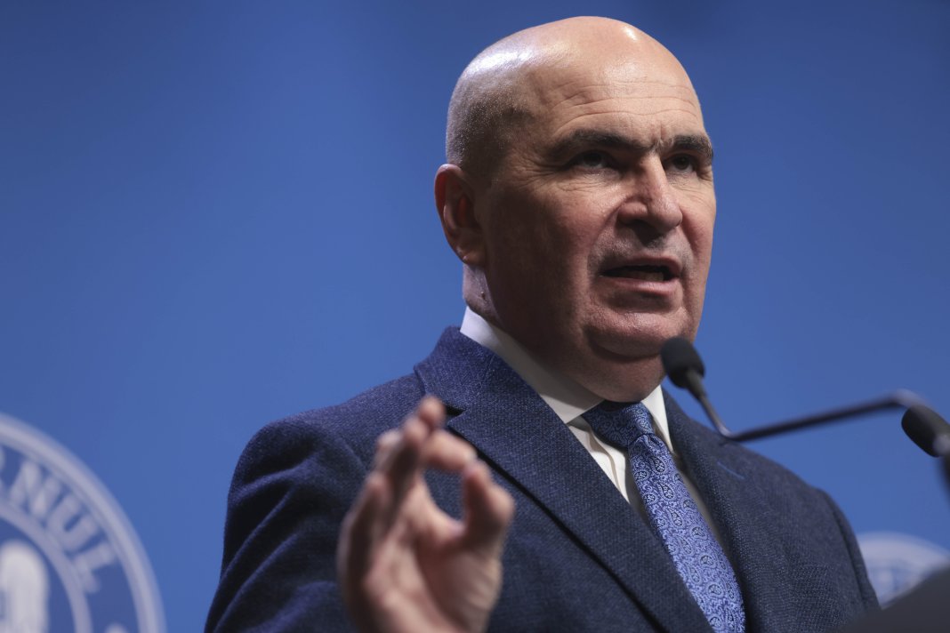 Reacția prim-ministrului Bolojan după ce un cadru universitar a distrus diploma de doctor în direct la TV: „Nu avem nevoie de diplome”