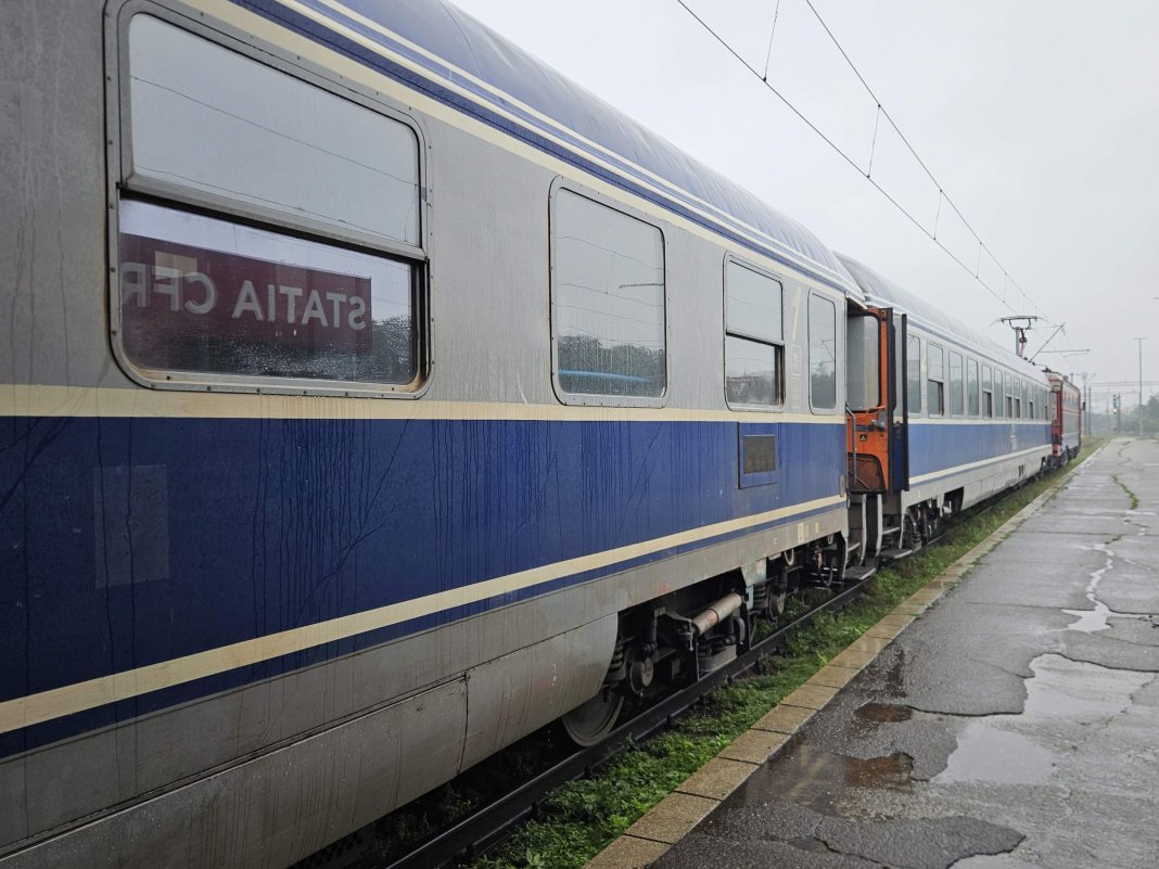 Stenograme: Angajați CFR suspectați de înșelăciune cu bilete cereau sugestii de la ChatGPT pentru a reacționa în fața anchetatorilor.