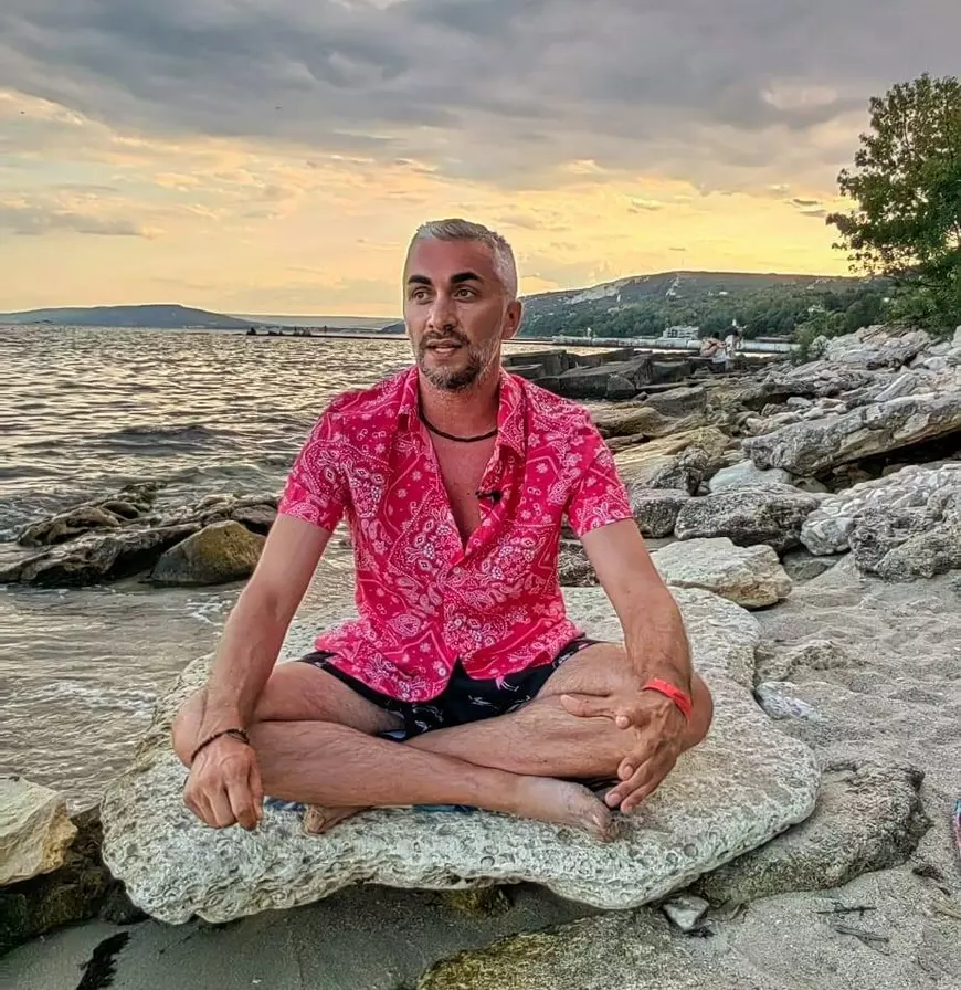 Un ex-angajat al STB și TAROM, care comercializa parfumuri în paralel cu activitatea la stat, a ajuns acum terapeut Reiki.