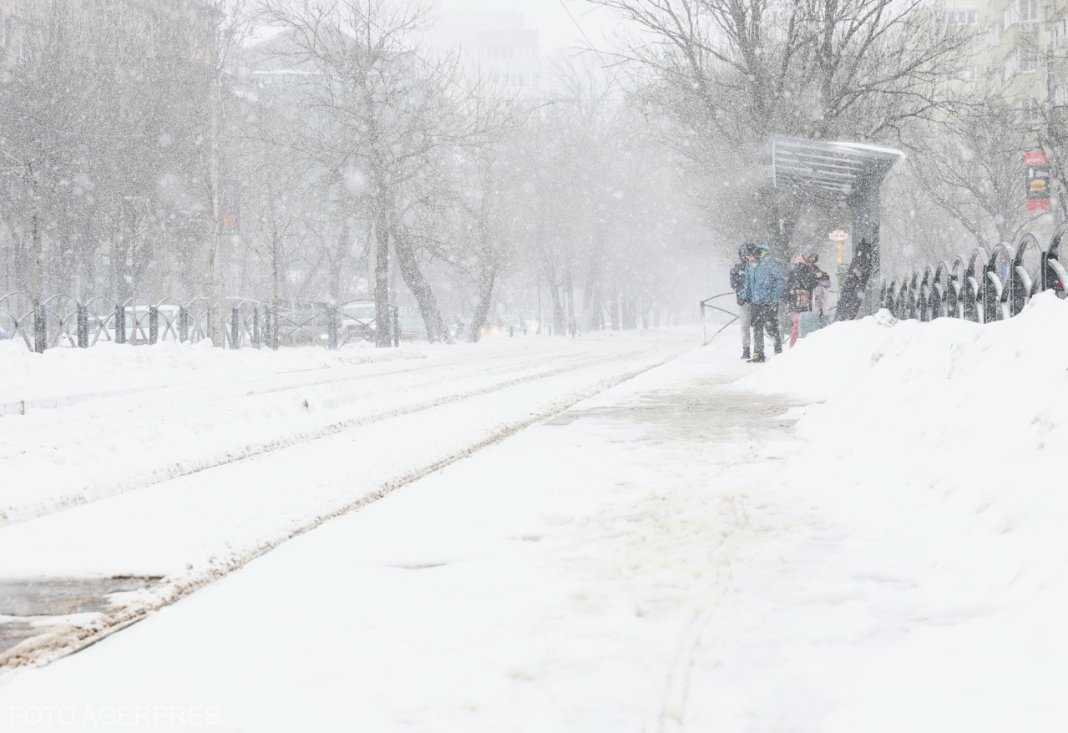 Unde va ninge puternic în orele următoare. Avertizare de la ANM / Situația circulației pe șoselele din România. Date din Gara de Nord.