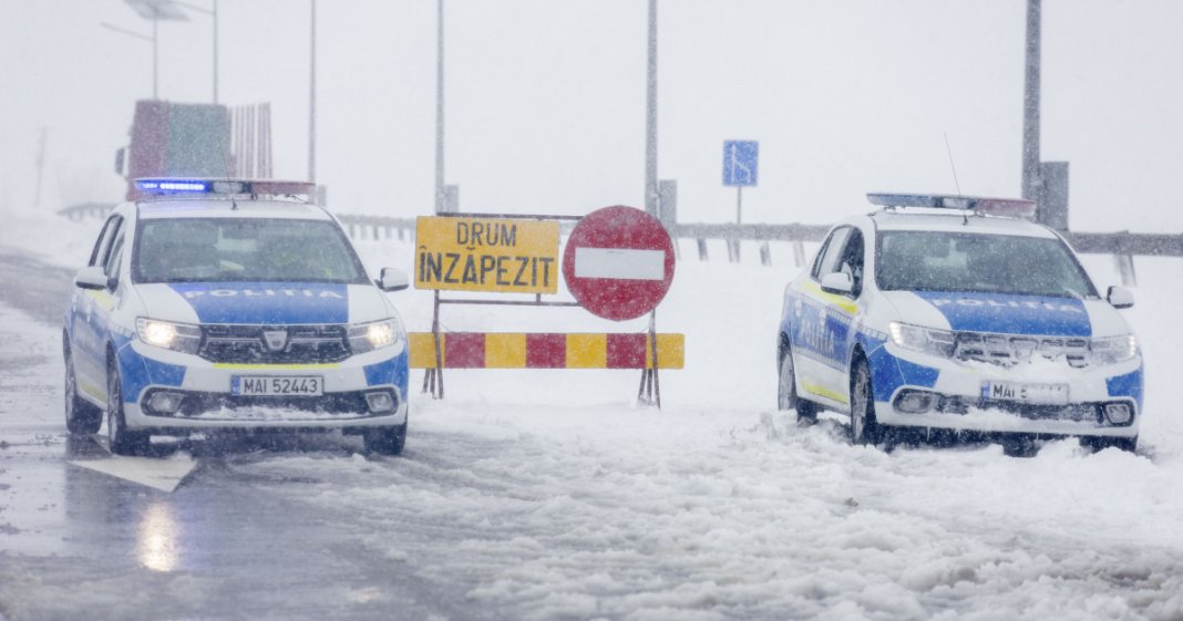 Viscol în 16 județe și București: arbori doborâți, vehicule deteriorate. Cărări închise traficului.