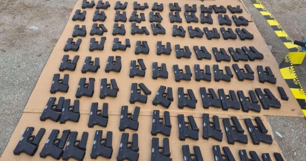 Captură remarcabilă la Calafat: mai mult de 100 de arme de foc, încărcătoare și 60.000 de țigări au fost...