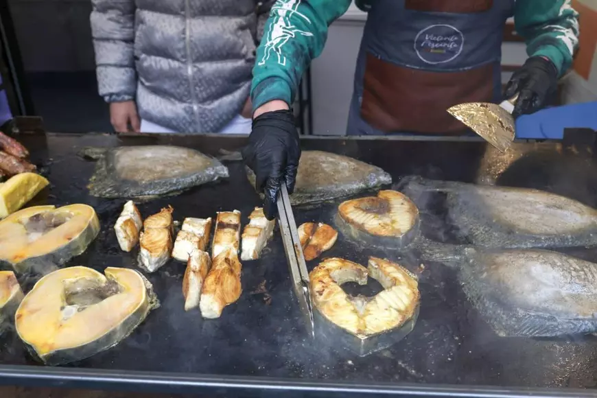 Borș de pește și mici din pește, apreciate de locuitorii Bucureștiului. Costul unui kilogram de cozonac a crescut. Borș de pește și mici din pește, apreciate de locuitorii Bucureștiului. Costul unui kilogram de cozonac a crescut.