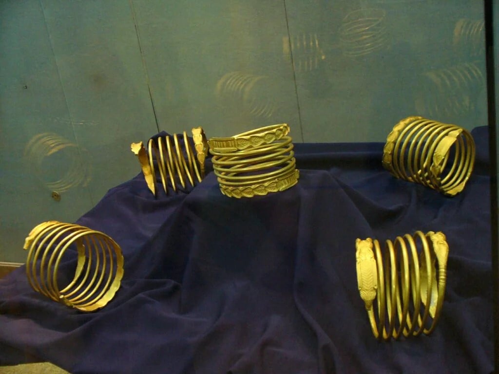 Tezaurul dacic în valoare de 2 milioane de euro, sustras din Munții Orăștiei și vândut pe piața ilegală. Legătura cu „cartelul sârbeasc”