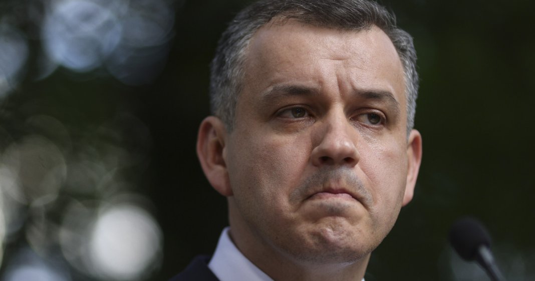 Adrian Papahagi se retrage din Guvernul avansat de Tomac înainte de vot.