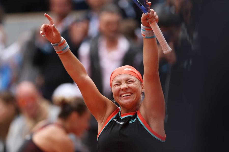 Aryna Sabalenka, ÎNLĂTURATĂ din Roland Garros în sferturi! » Diana Shnaider a învins numărul 1 mondial