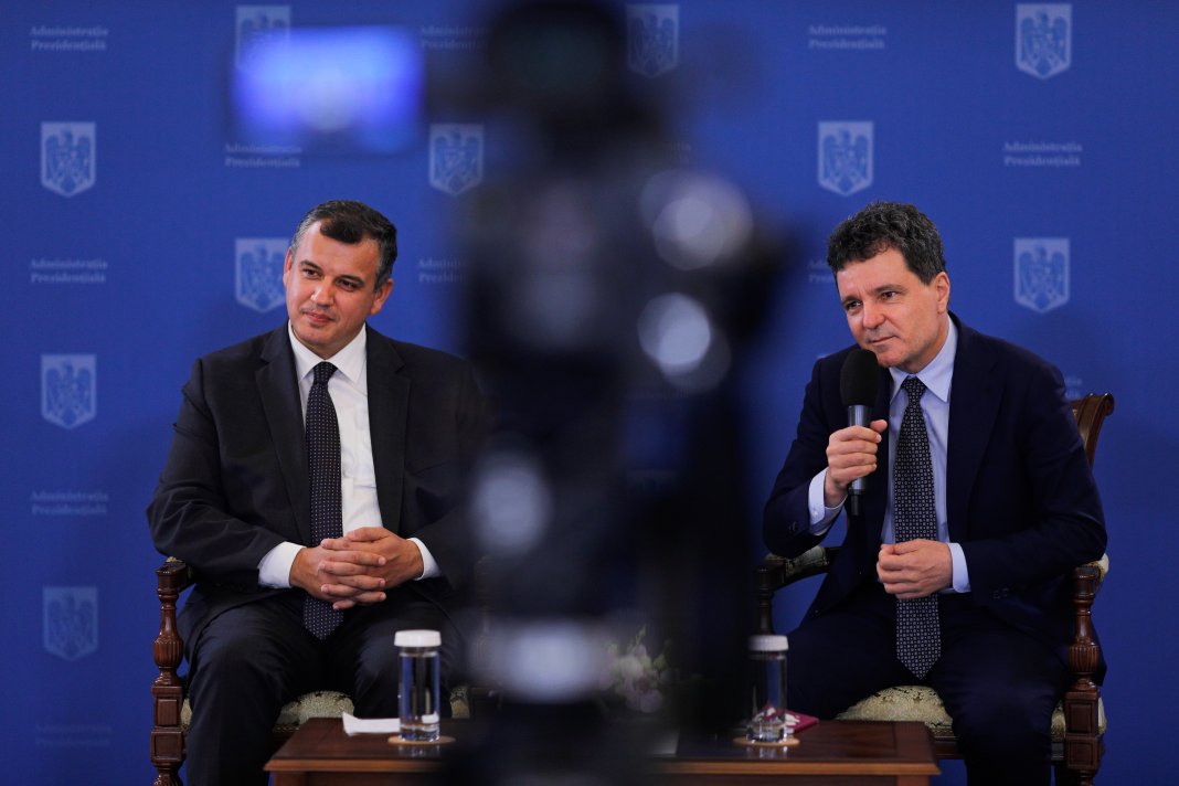 Traian Băsescu îl critică pe premierul „lui Băsescu”, pe care Nicușor Dan urma să-l anunțe astăzi, având însă alte două alternative.