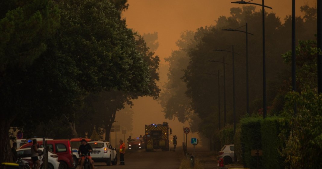 „A fost ca într-un film de groază”. Testimoniale ale celor evacuați din calea incendiului devastator din Franța