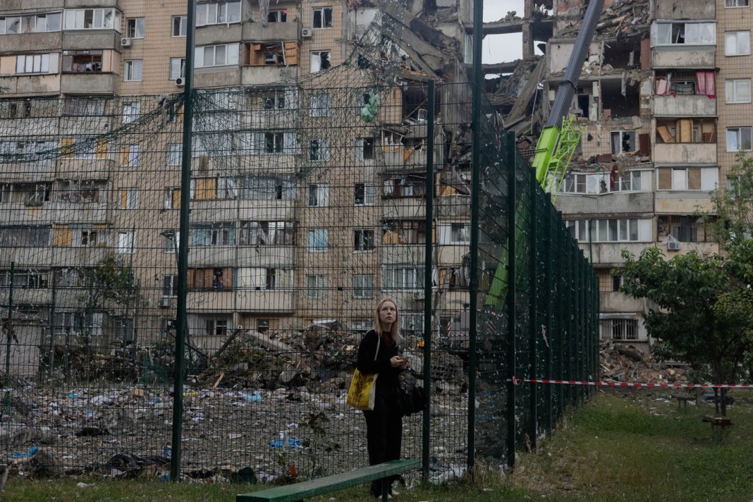 Atac devastator asupra Kievului înainte de summitul NATO: Clădiri consumate de flăcări și scene dramatice în capitală / Cel puțin 9 morți și 34 de răniți