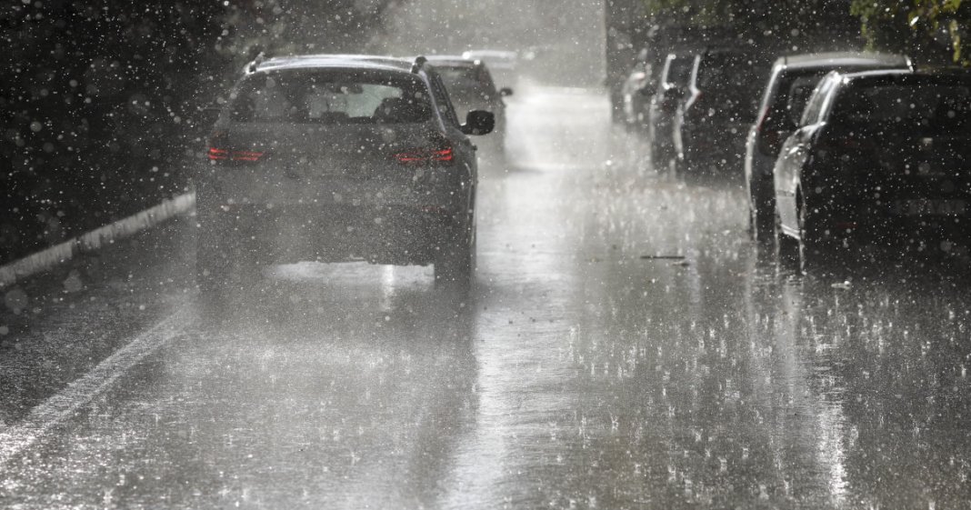 Cod galben de precipitații și furtuni în 26 de județe și București. Previziunea meteorologică pentru săptămâna următoare.