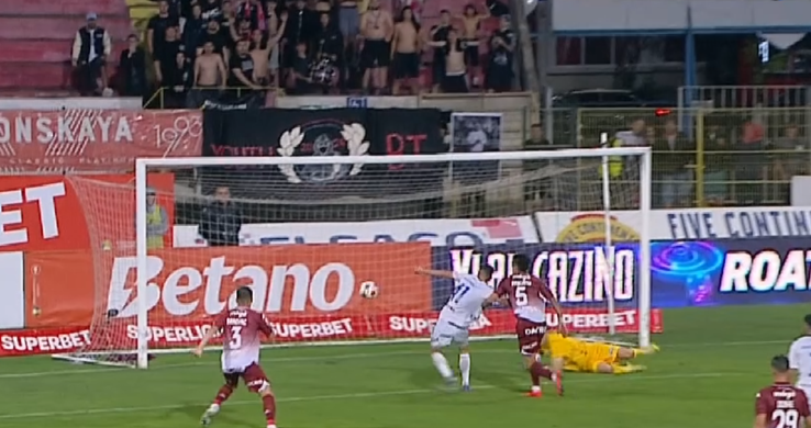 Haos complet la FC Botoșani - Rapid! Două verificări VAR, două eliminări și o lovitură de pedeapsă în minutul opt.