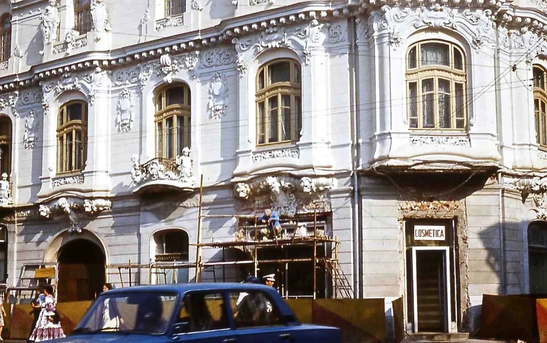 Casa Mița Biciclista: Transformându-se dintr-un loc simbolic în adăpost pentru famii fără adăpost, în urma naționalizării comuniste. Casa Mița Biciclista: Transformându-se dintr-un loc simbolic în adăpost pentru famii fără adăpost, în urma naționalizării comuniste.