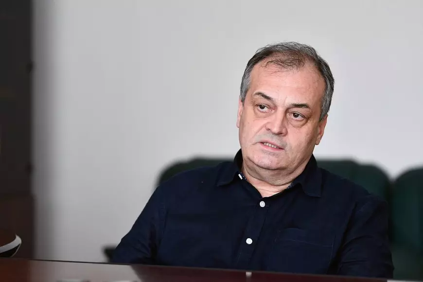 Marian Voinea, om de afaceri reținut în legătură cu mitele din sectorul armamentului, este asociat cu 'Ndrangheta. Marian Voinea, om de afaceri reținut în legătură cu mitele din sectorul armamentului, este asociat cu 'Ndrangheta.