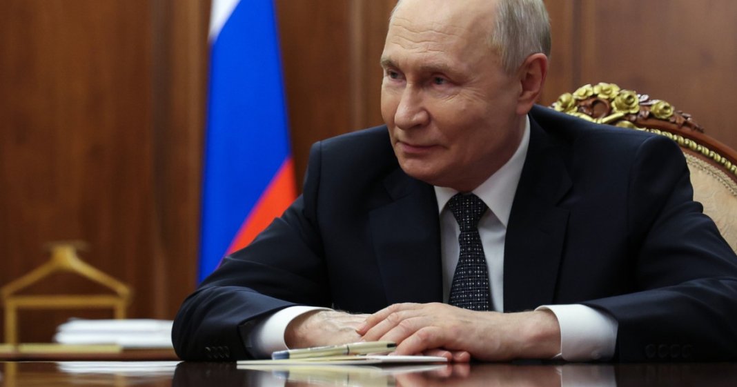 Ținuți în interior și departe de feronete: excursia lui Vladimir Putin într-un oraș din Rusia, însoțită de...